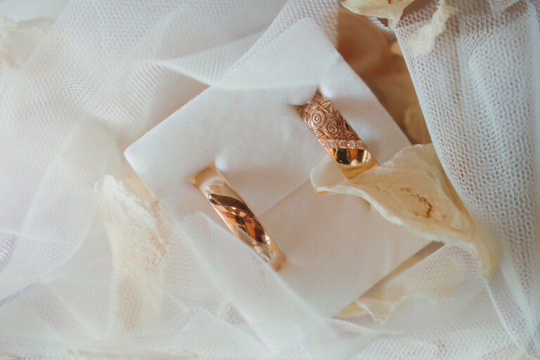 die-Trauringe-umhüllt-von-weißem-Tüll,-Trauung-im-Standesamt---meer-sardinien-urlaub