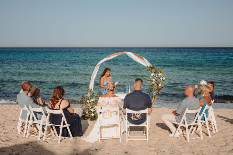 die-Trauungszeremonie-am-Strand,-Strandhochzeit---meer-sardinien-urlaub