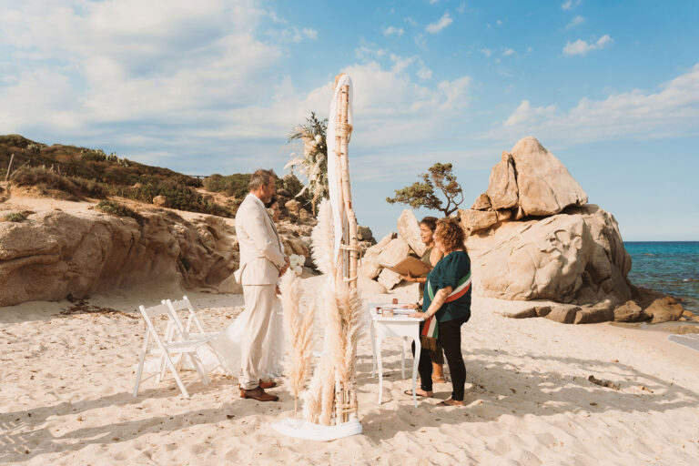 die-Trauungszeremonie-in-einer-atemberaubenden-Naturkulisse,-Strandhochzeit---meer-sardinien-urlaub
