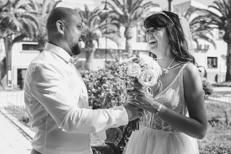 die-Übergabe-des-Brautstrausses-vor-dem-Rathaus,-Trauung-im-Standesamt---meer-sardinien-urlaub