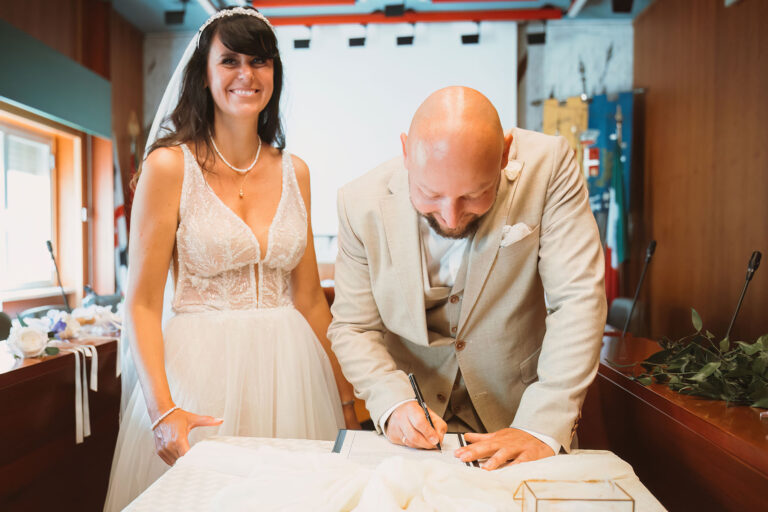 die-Unterschrift-der-Eheurkunde,-Trauung-im-Standesamt---meer-sardinien-urlaub