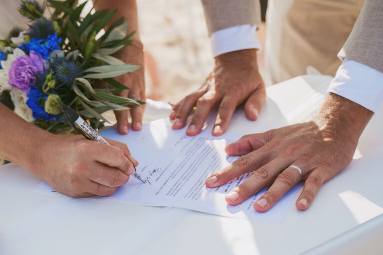 die-Unterzeichnung-der-Eheurkunde,-Strandhochzeit---meer-sardinien-urlaub