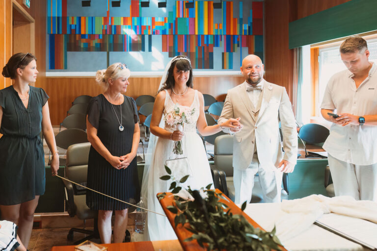 die-Zeremonie-im-geschmückten-Gemeindesaal,-Trauung-im-Standesamt---meer-sardinien-urlaub