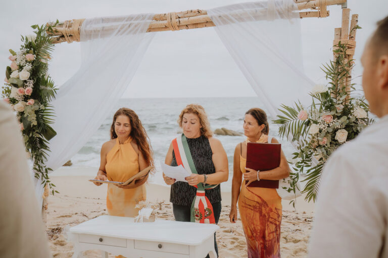 die-andächtige-Trauungszeremonie-der-Strandhochzeit---meer-sardinien-urlaub