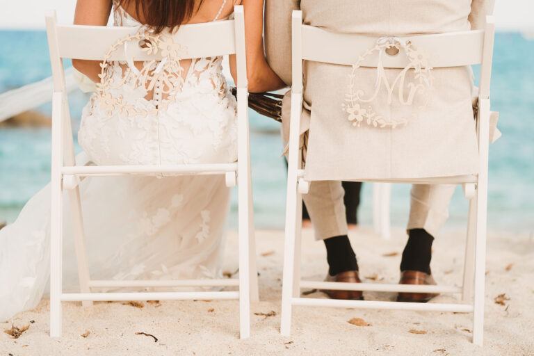 die-beschilderten-Stühle-des-Brautpaares,-Strandhochzeit---meer-sardinien-urlaub