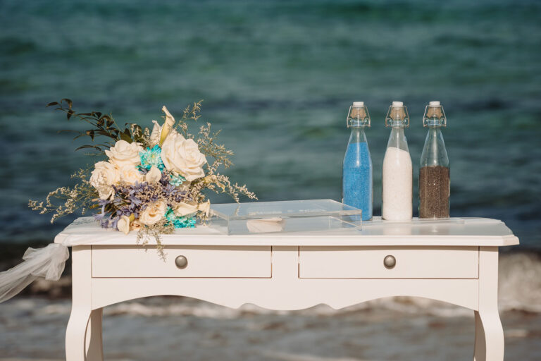 die-farbigen-Flaschen-für-das-Sandritual-während-der-Strandhochzeit---meer-sardinien-urlaub