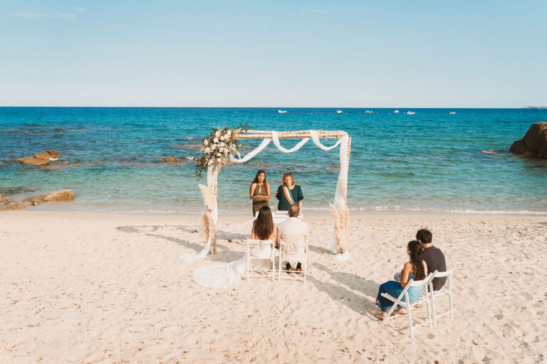 die-rechtsgülige-Zeremonie-der-Strandhochzeit---meer-sardinien-urlaub