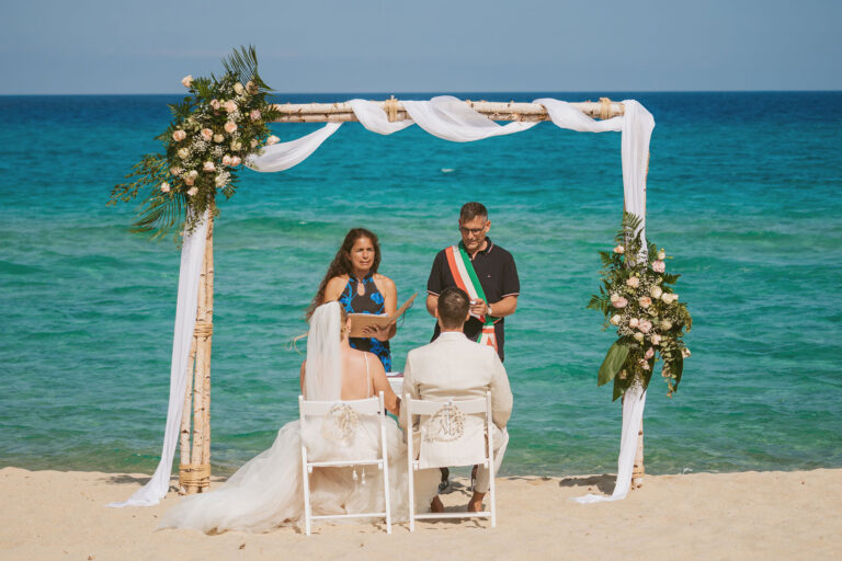 die-rechtsgültige-Trauung-am-Strand,-Strandhochzeit---meer-sardinien-urlaub