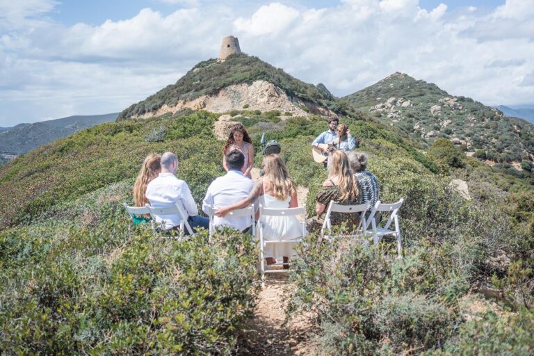 die traumhafte Kulisse für das Ja-Wort, inmitten der Natur mit Blick auf das Meer und einem Sarazenenturm - meer sardinien urlaub