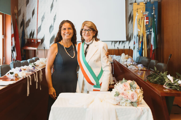 die-vereidigte-Übersetzerin-und-die-Standesbeamtin-vor-der-Zeremonie,-Trauung-im-Standesamt---meer-sardinien-urlaub