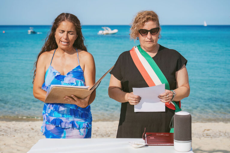 die-vereidigte-Übersetzerin-und-die-Standesbeamtin-während-der-Zeremonie,-Strandhochzeit---meer-sardinien-urlaub