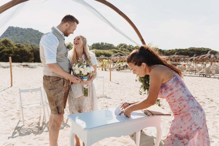 die-vereidigte-Übersetzerin-unterschreibt-die-Eheurkunde,-Strandhochzeit---meer-sardinien-urlaub