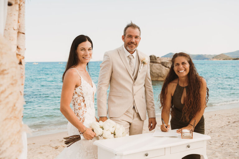 die-vereidigte-Übersetzerin-unterzeichnet-die-Eheurkunde-im-Anschluss-an-die-Strandhochzeit---meer-sardinien-urlaub