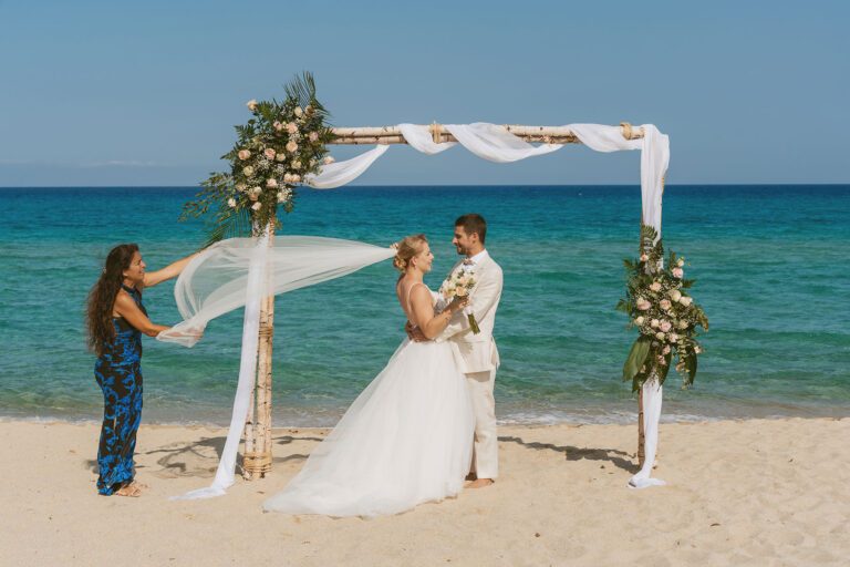 ein-Backstage-Moment-für-ein-gelungenes-Foto-mit-wehendem-Schleier,-Strandhochzeit---meer-sardinien-urlaub