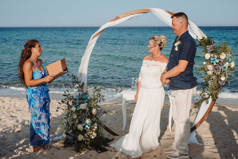 ein-Einblick-in-die-Trauungszeremonie,-Strandhochzeit---meer-sardinien-urlaub