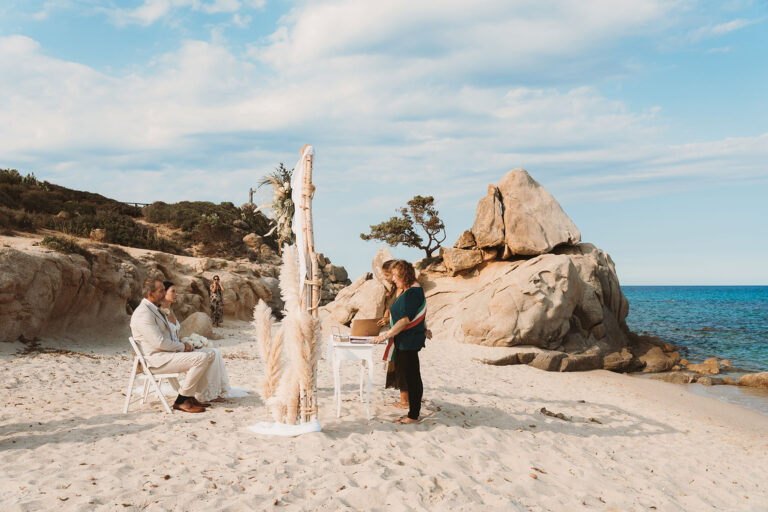 ein-Eindruck-der-rechtsgültigen-Strandhochzeit---meer-sardinien-urlaub