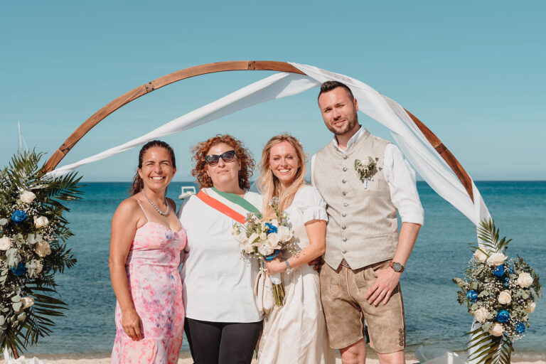 ein-Erinnerungsbild-des-Brautpaares-Sandra-und-Mario-mit-der-Standesbeamtin-und-Jolanda-Melis-nach-ihrer-traumhaften-Strandhochzeit---meer-sardinien-urlaub