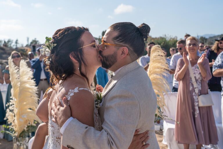 ein Kuss besiegelt diese wunderbare Liebe, rechtsgültige Trauung am Strand - meer sardinien urlaub