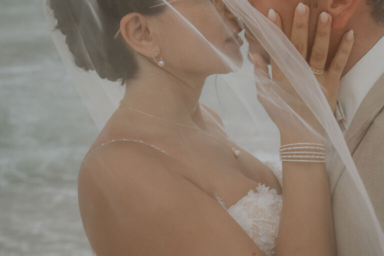 ein-Kuss-hinter-dem-Schleier,-Strandhochzeit---meer-sardinien-urlaub