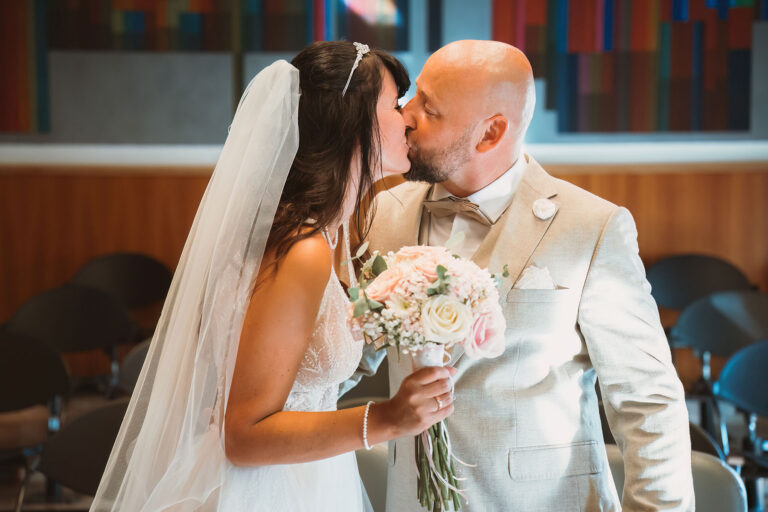 ein-Kuss-nach-dem-Ja-Wort,-Trauung-im-Standesamt---meer-sardinien-urlaub