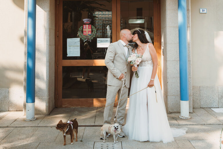 ein-Kuss-vor-dem-Eingang-des-Rathauses,-Trauung-im-Standesamt---meer-sardinien-urlaub