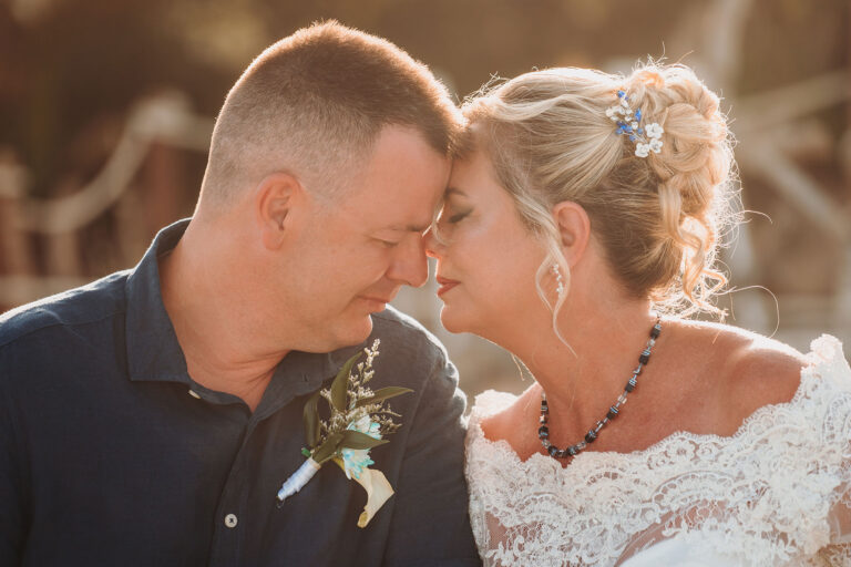 ein-emotionaler-Moment-während-der-Strandhochzeit---meer-sardinien-urlaub