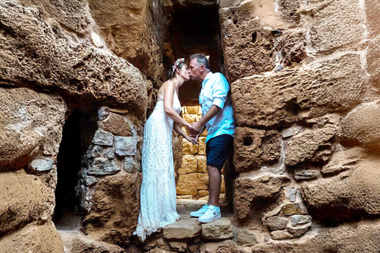 ein-kleiner-Kuss-nach-der-wundervollen-Trauung-in-geschichtsträchtiger-Kulisse---meer-sardinien-urlaub