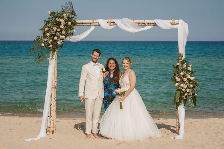 ein-kleines-Erinnerungsbild-des-Brautpaares-mit-Jolanda-Melis,-Strandhochzeit---meer-sardinien-urlaub