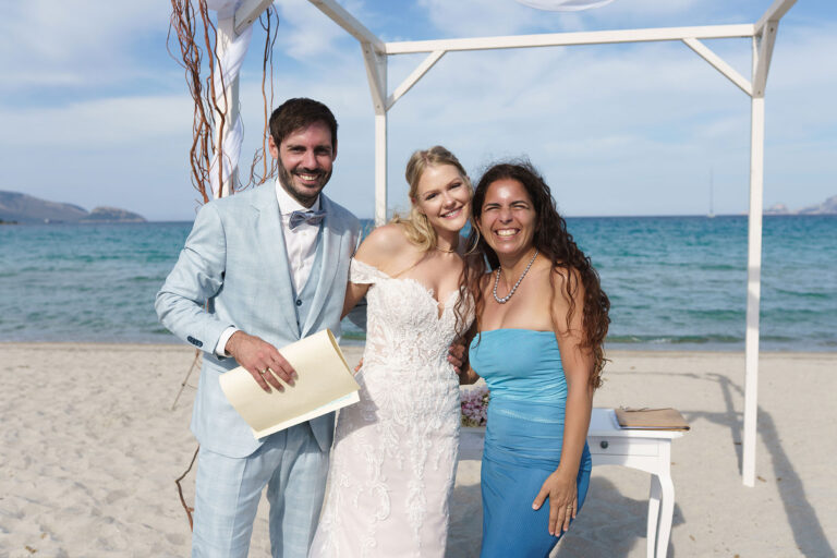 ein-kleines-Erinnerungsbild-mit-dem-Brautpaar,-Strandhochzeit---meer-sardinien-urlaub