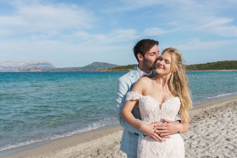 ein liebevoller Kuss beim Paarshooting, Strandhochzeit - meer sardinien urlaub