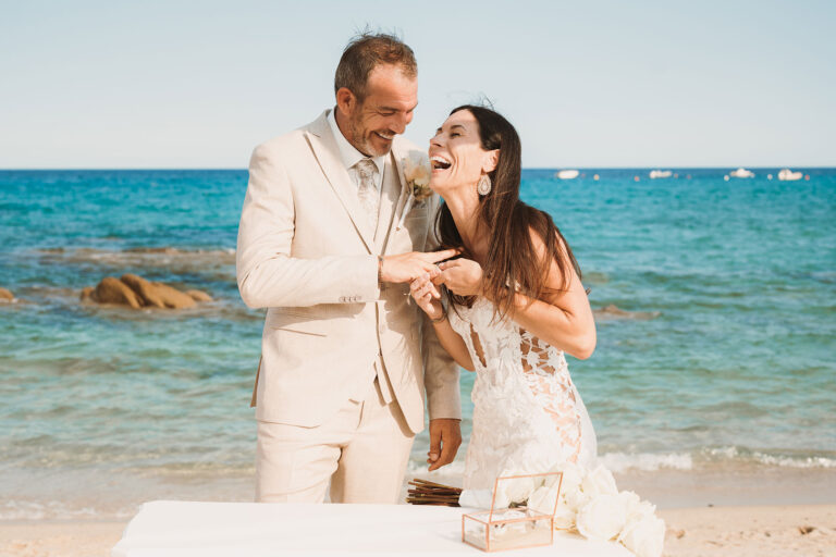 ein-lustiger-Moment-während-der-Strandhochzeit---meer-sardinien-urlaub