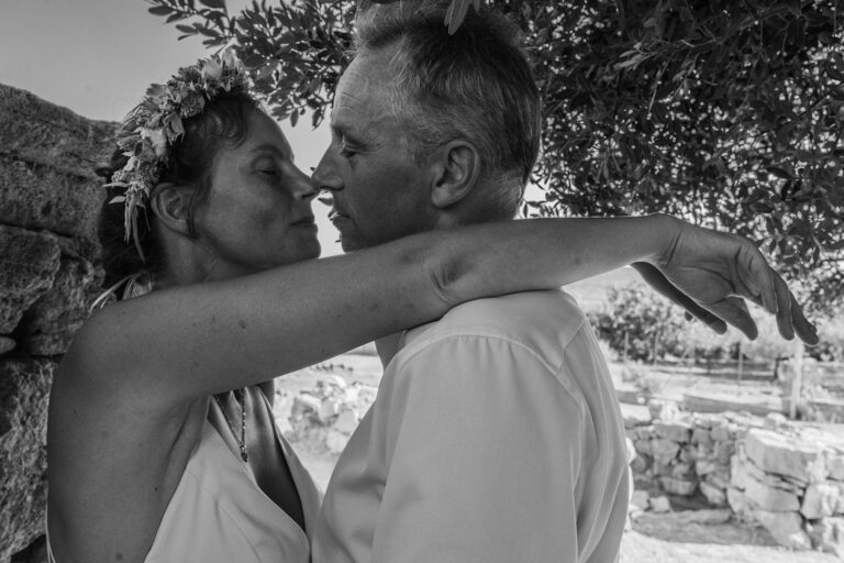 ein romantischer Kuss nach der zauberhaften Heirat - meer sardinien urlaub