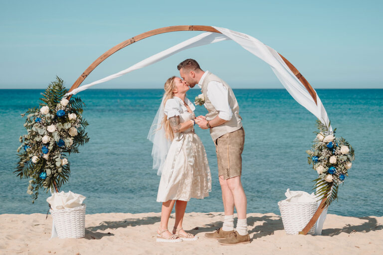ein-verliebtes-Küsschen-nach-der-Strandhochzeit---meer-sardinien-urlaub