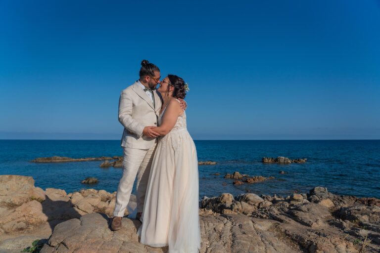ein wundervolles Bild des Brautpaares auf den Felsen vor dem Meereshintergrund - meer sardinien urlaub