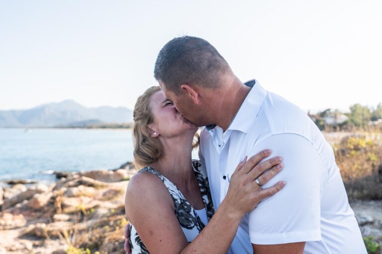 ein zarter Kuss besiegelt ihre Liebe, Trauung am Meer - meer sardinien urlaub