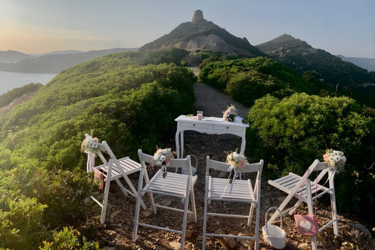 eine-ganz-besondere-Location-für-freie-Trauungen-am-Felskap-Capo-Boi-mit-Blick-auf-den-Sarazenenturm---meer-sardinien-urlaub