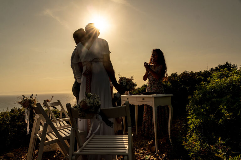 eine-unfassbar-romantische,-freie-Trauung-inmitten-eines-Naturschauspiels---meer-sardinien-urlaub