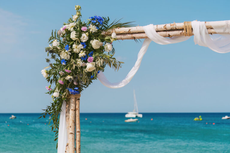 eines-der-Blumenarrangements-des-Traubogens,-Strandhochzeit---meer-sardinien-urlaub