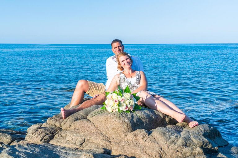 entspannt blickt das frisch vermählte Brautpaar zum Fotografen, Trauung am Meer - meer sardinien urlaub