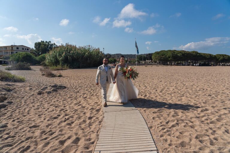 es ist so weit, das Brautpaar kommt zur Strandhochzeit - meer sardinien urlaub