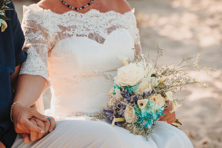 fest-hält-sich-das-Brautpaar-während-der-Strandhochzeit-die-Hand---meer-sardinien-urlaub