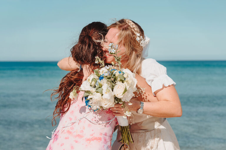 fest-zur-Gratulation-drücken,-Strandhochzeit---meer-sardinien-urlaub