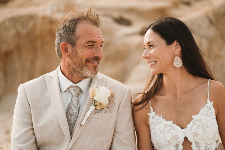 gefühlvoll-lächelt-sich-das-Brautpaar-während-der-Strandhochzeit-an---meer-sardinien-urlaub