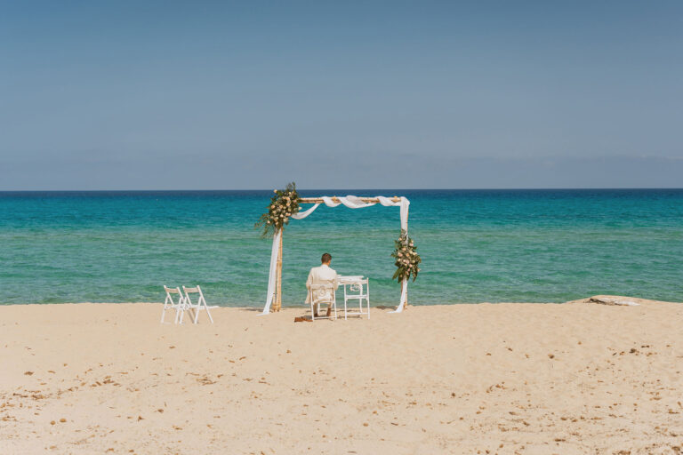 gespannt-wartet-der-Bräutigam-auf-seine-Frau-für-das-Leben,-Strandhochzeit---meer-sardinien-urlaub