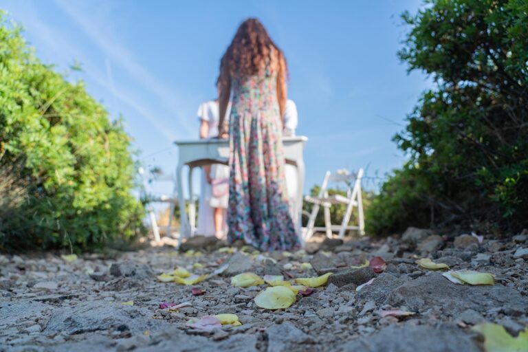 gestreute Blumen schmücken den Pfad der Trauungslocation, Capo Boi - meer sardinien urlaub