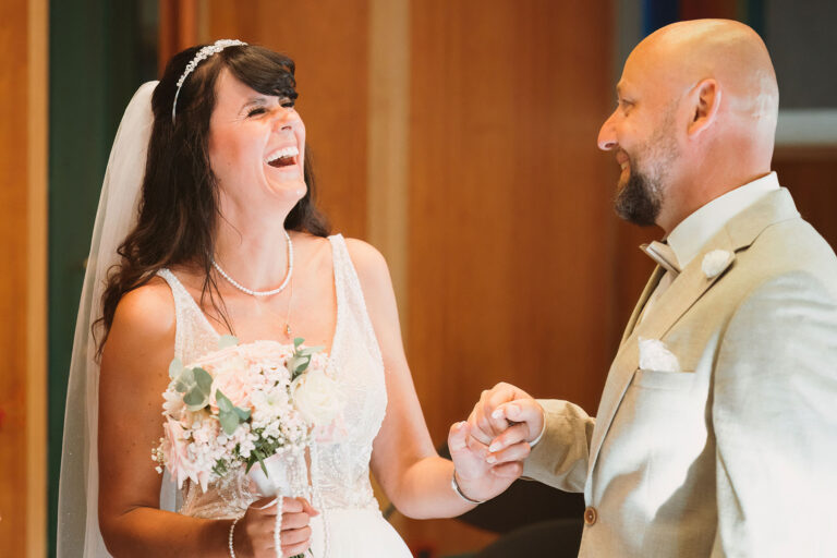 glücklich-lachende-Braut-bei-der-Hochzeitszeremonie,-Trauung-im-Standesamt---meer-sardinien-urlaub