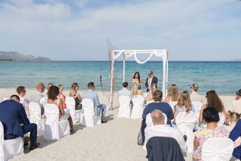 heller-Sand,-azurblaues-Meer-und-liebevolle-Freunde-bilden-die-Kulisse-dieser-traumhaften-Strandhochzeit---meer-sardinien-urlaub