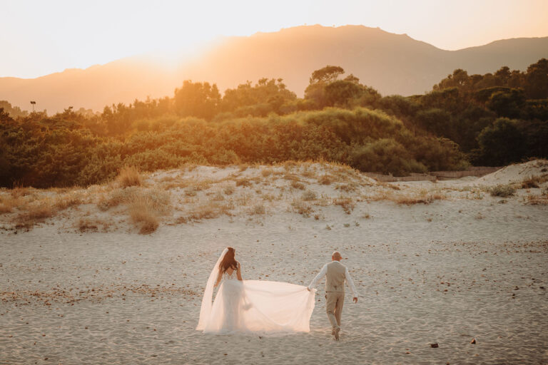 herrliches-Bild-nach-dem-Rathaus-am-Strand-während-der-Golden-Hour,-Trauung-im-Standesamt---meer-sardinien-urlaub