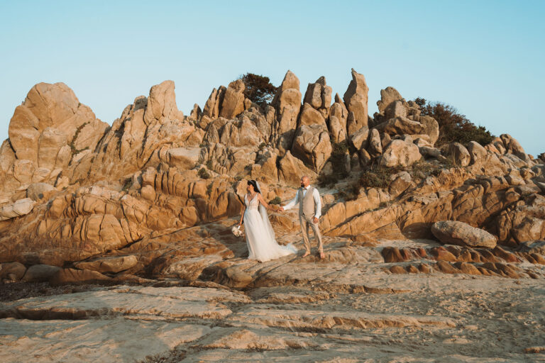 herrliches-Paarbild-vor-kunstvollen-Felsen-am-Strand-nach-der-Trauung-im-Standesamt---meer-sardinien-urlaub