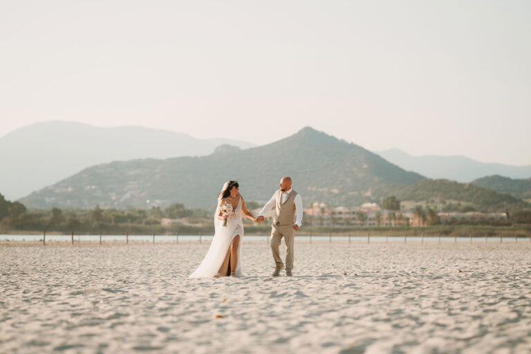 im-Anschluss-an-das-Rathaus-geht-es-zum-Strand-für-weitere-Fotos,-Trauung-im-Standesamt---meer-sardinien-urlaub